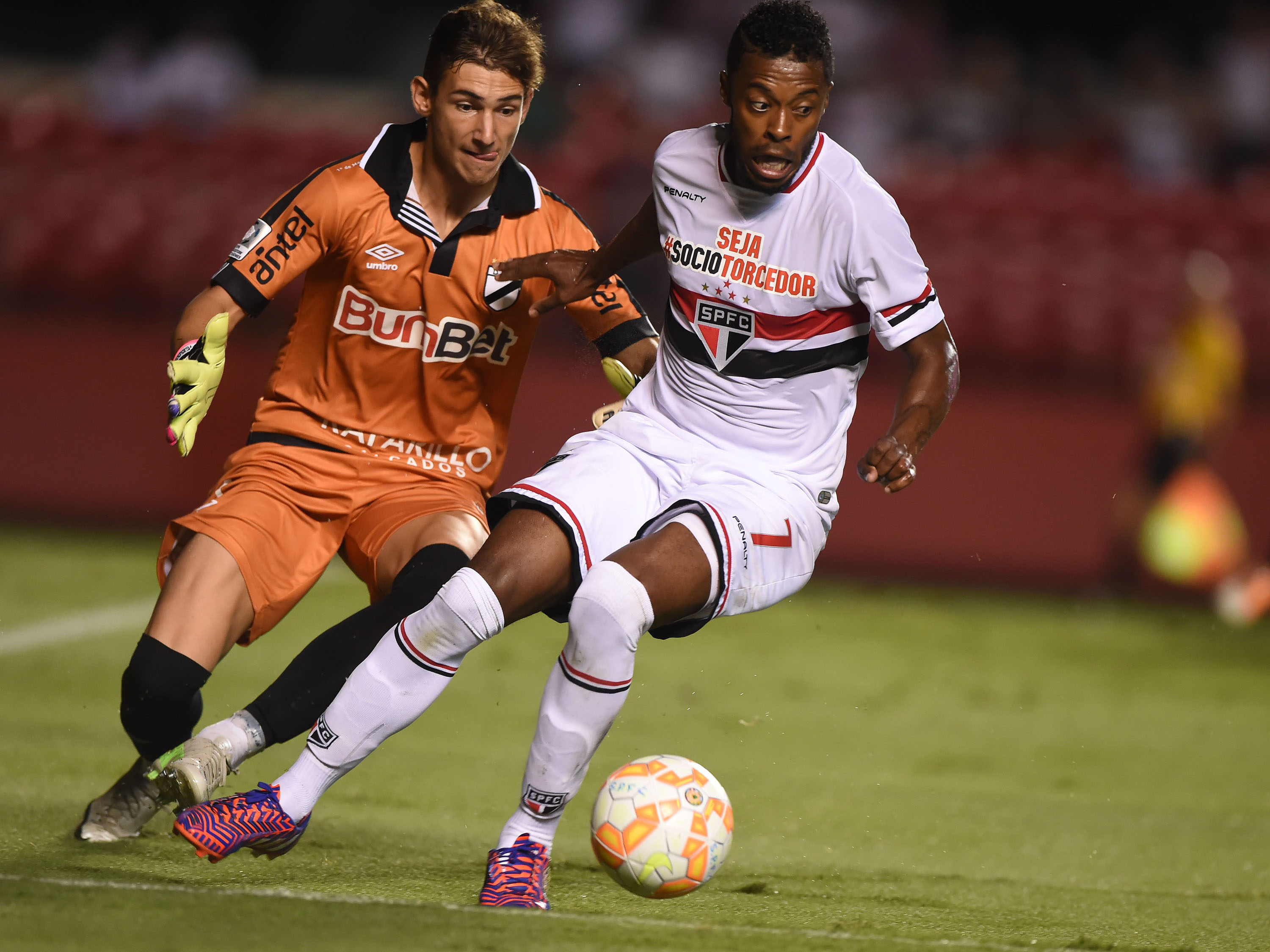 Com dengue, Michel Bastos desfalca o São Paulo na Libertadores