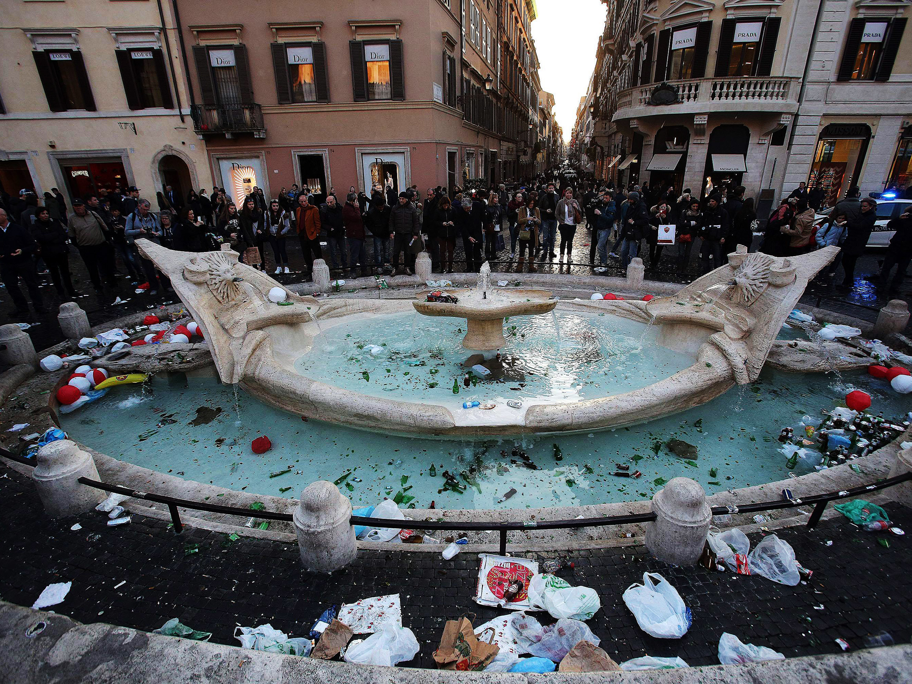 Torcedores do Feyenoord depredam centro de Roma e são detidos