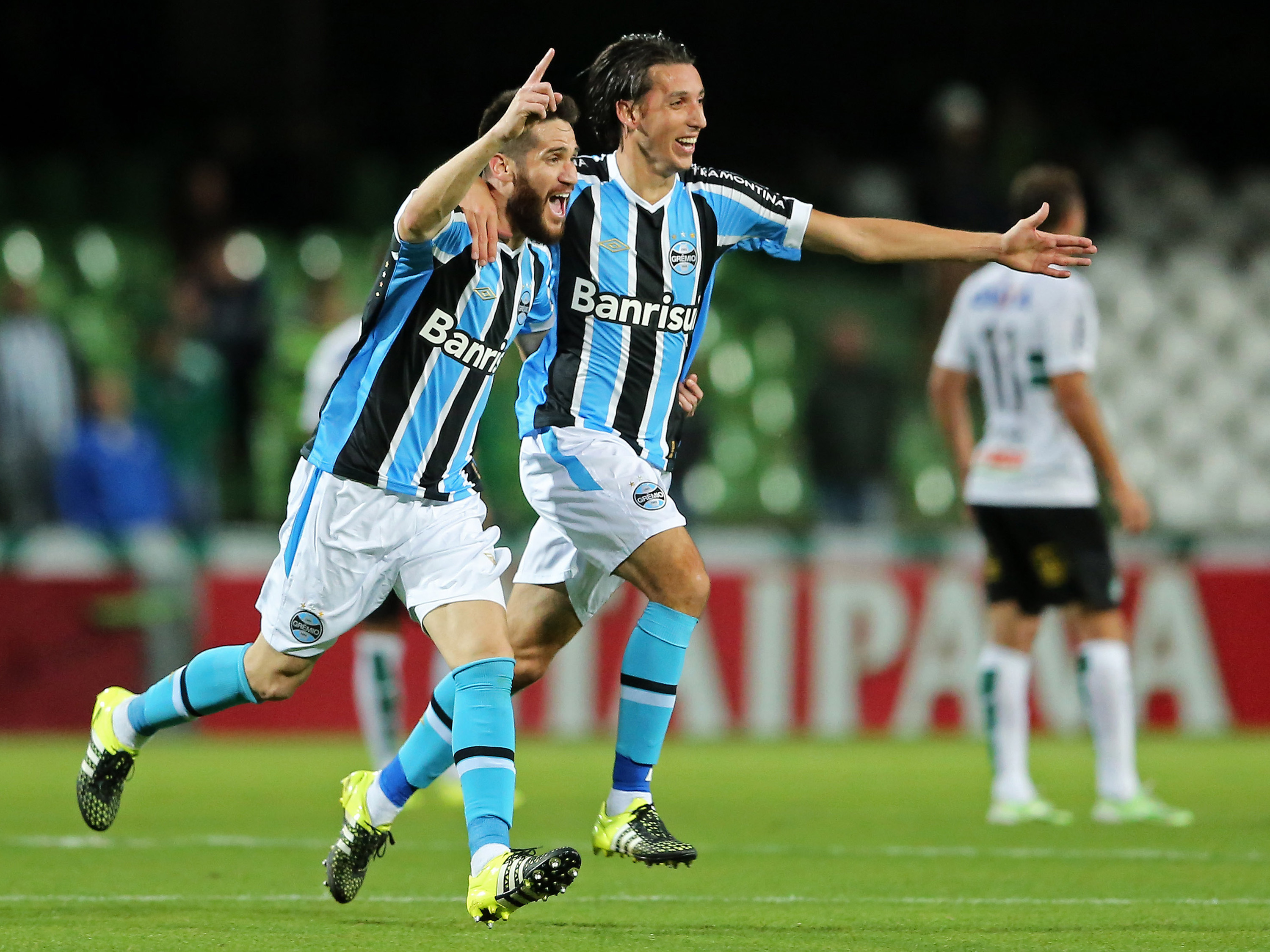 Copa do Brasil: Grêmio derrota Coritiba e abre vantagem