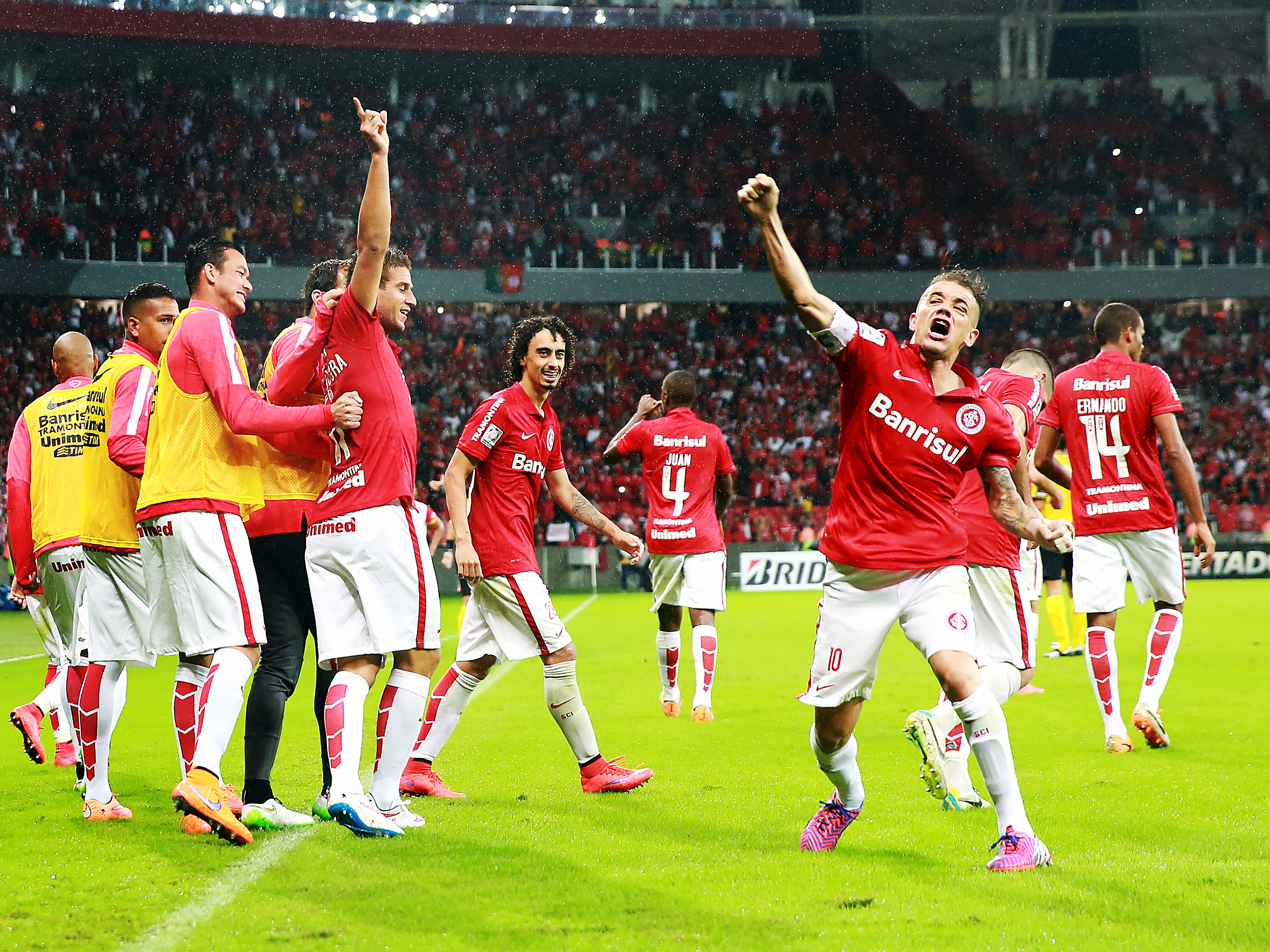 Com um gol no início e outro no fim, Inter faz 2 a 0 no Santa Fe e chega à semifinal da Libertadores