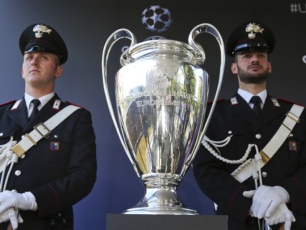 O troféu da Liga dos Campeões da Europa, é exposto na Praça Duomo, em Milão, na Itália - 26/05/2016
