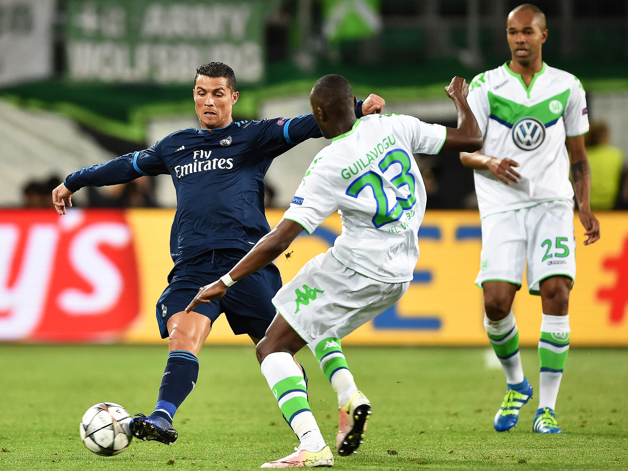Wolfsburg surpreende e derrota Real Madrid; PSG e City empatam