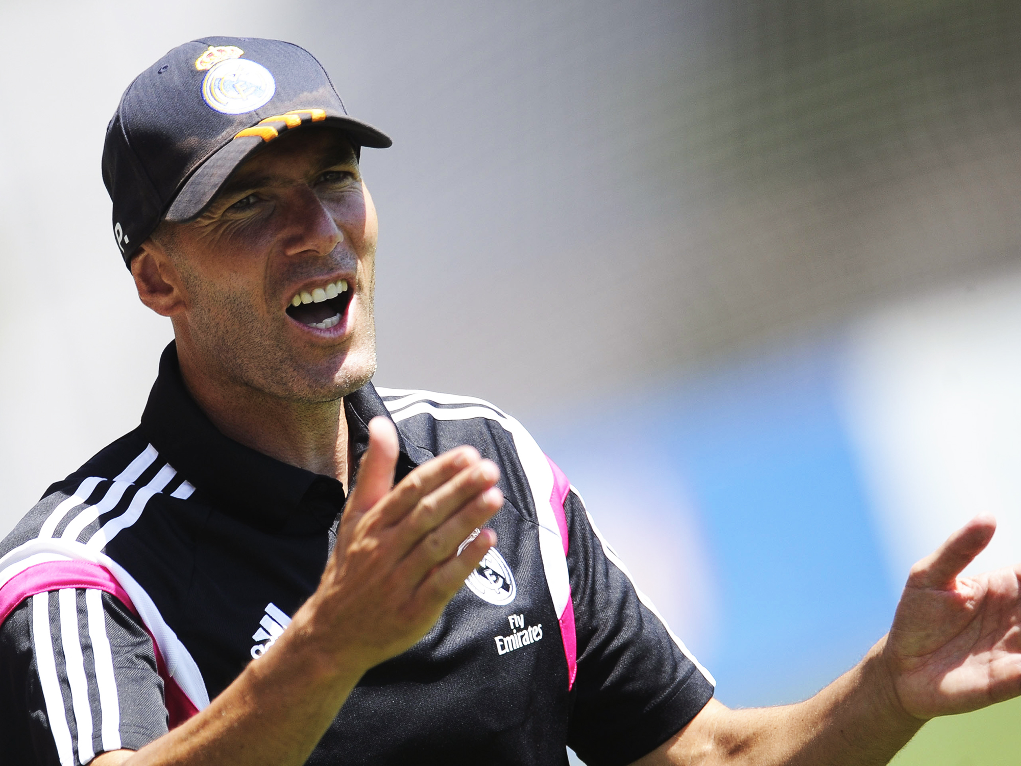 Zidane se diz satisfeito com equipe do Real, mas critica punição da Fifa: “Absurda”