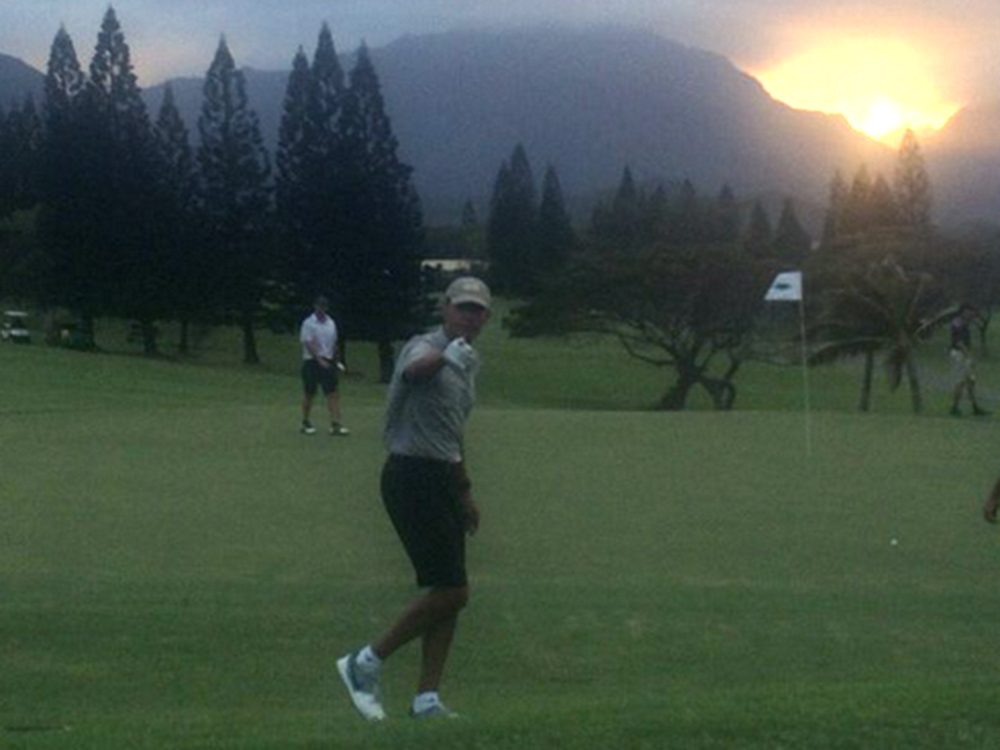 Vídeo: Obama surpreende e acerta tacada difícil no golfe