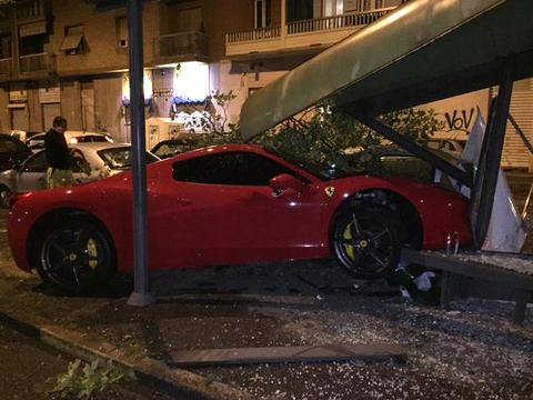 Uruguaio bate Ferrari em ponto de ônibus e é afastado pela Juventus