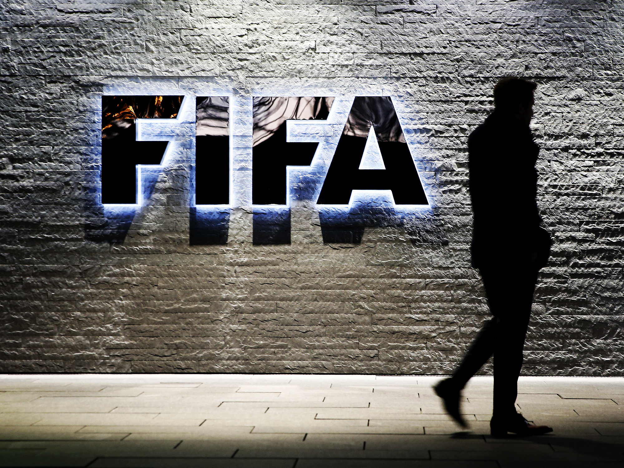 Fifa multa Santos por envolvimento de terceiros em transferências de jogadores