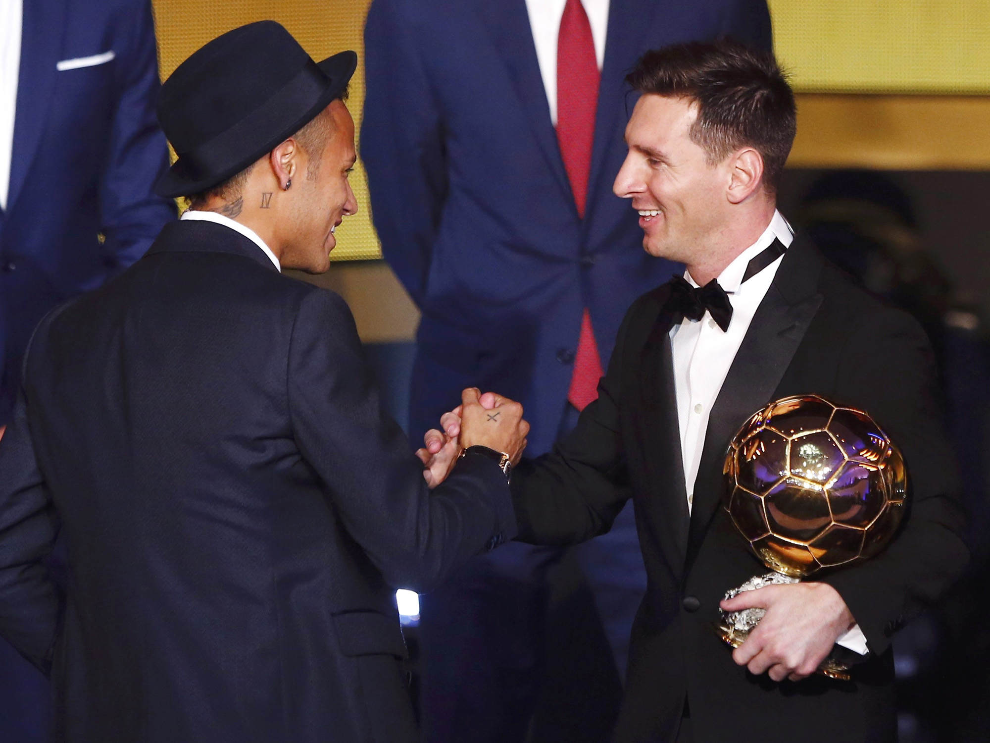 Neymar e Messi durante a premiação da Bola de Ouro -