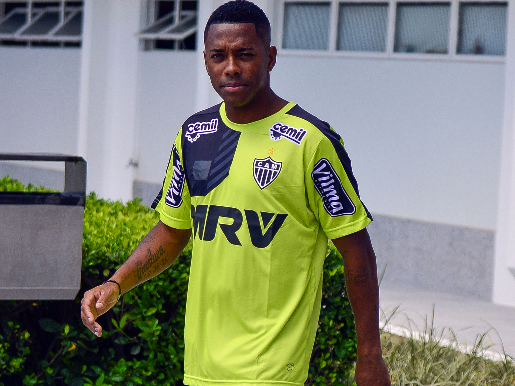Robinho chega empolgado ao Atlético-MG e lamenta protestos em Santos