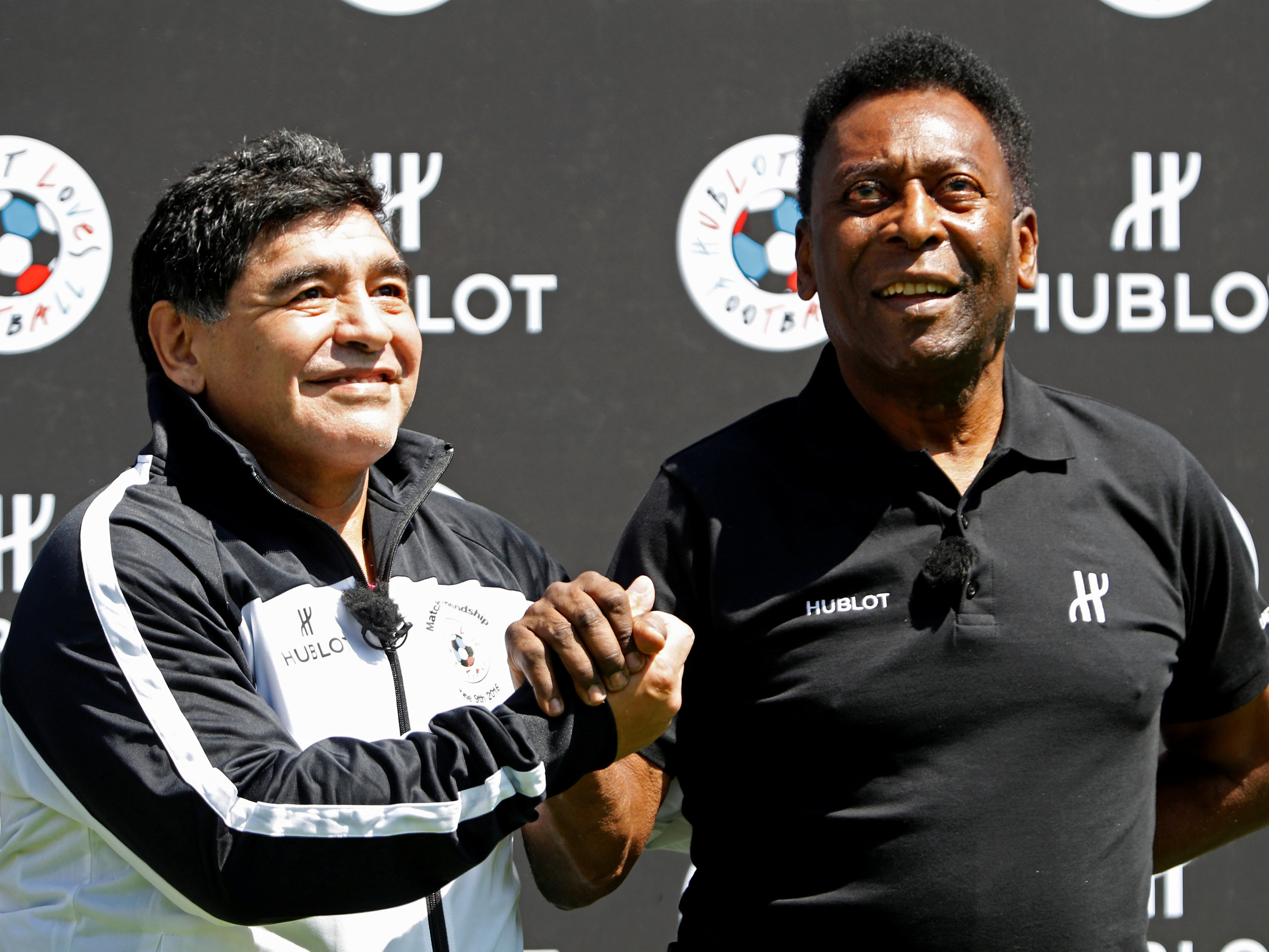 Pelé deseja boa recuperação a Maradona após cirurgia