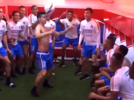 Valeu? Com ‘mãozinha’, James dá show de habilidade no vestiário da Colômbia
