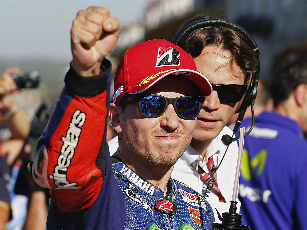 Lorenzo é tricampeão no MotoGP, apesar de corrida espetacular de Rossi