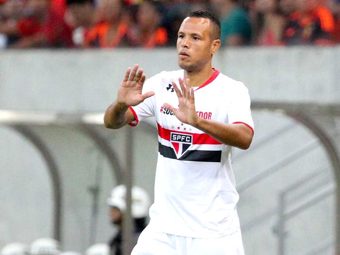 Luis Fabiano iguala recorde no São Paulo: o de cartões vermelhos