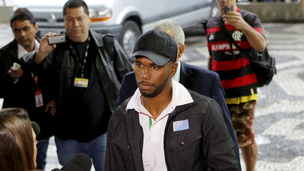 Volante do Flamengo é indiciado por envolvimento com milícia