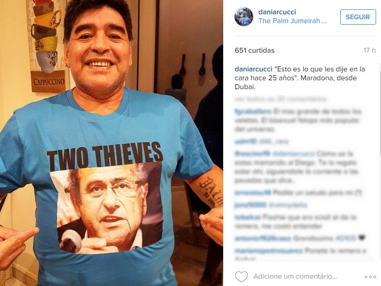 Jornalista argentino exibe Maradona vestindo camiseta provocativa a Blatter e Platini
