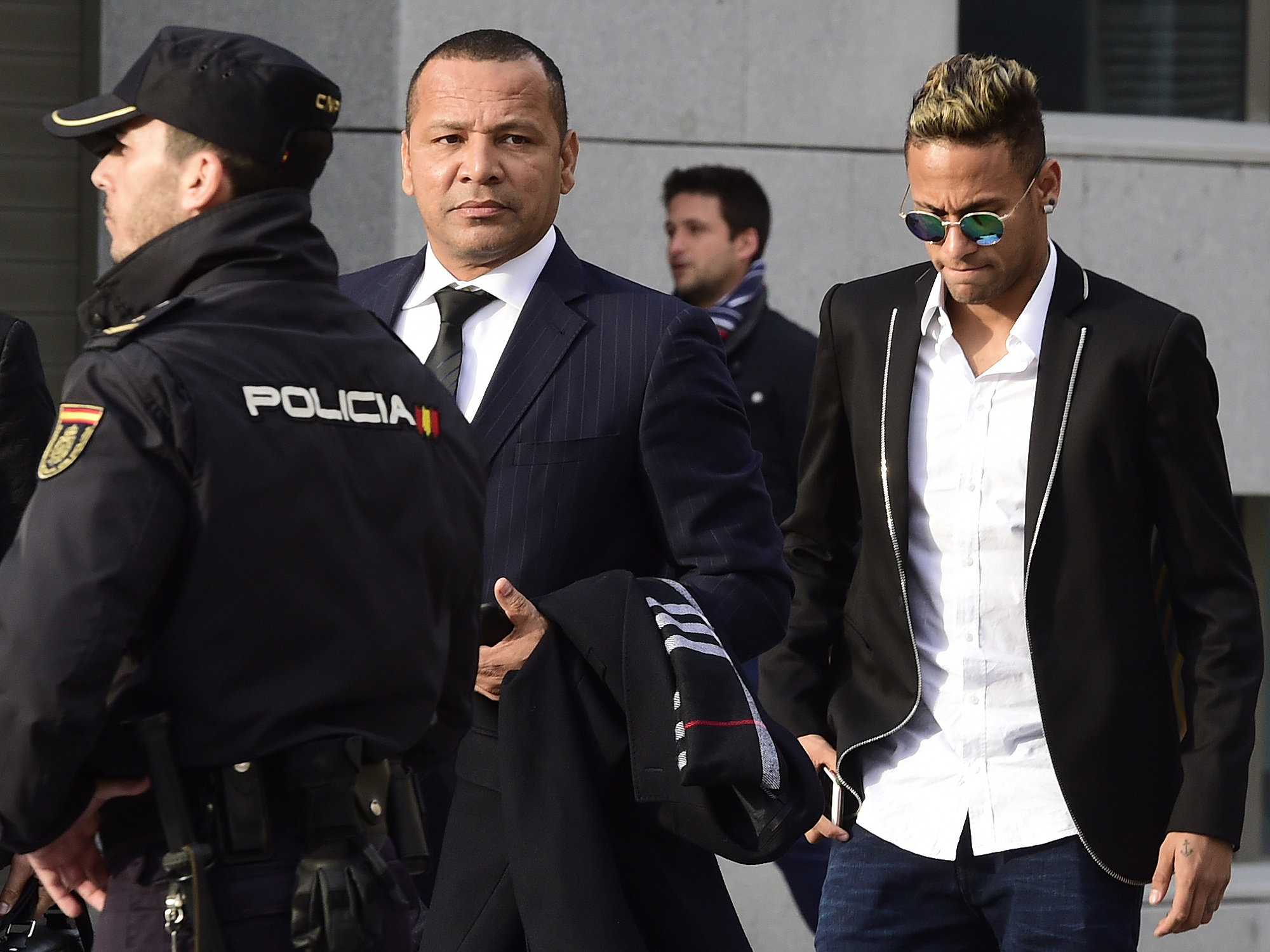 Empresário diz ter sido traído por Neymar e seu pai em transferência para o Barcelona