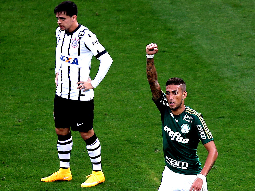 Torcedores do Corinthians tentam invadir vestiário