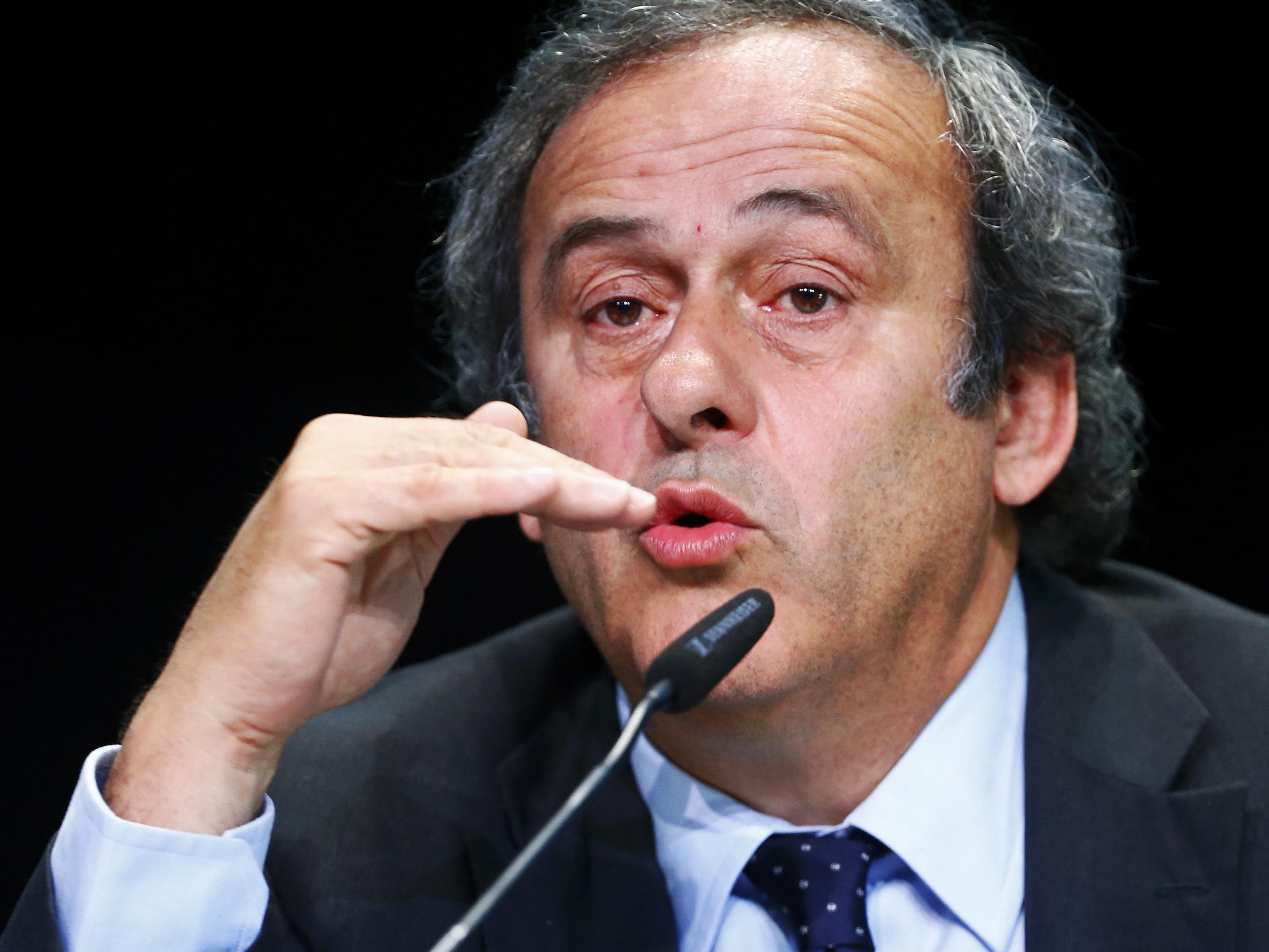 Platini retira candidatura à presidência da Fifa