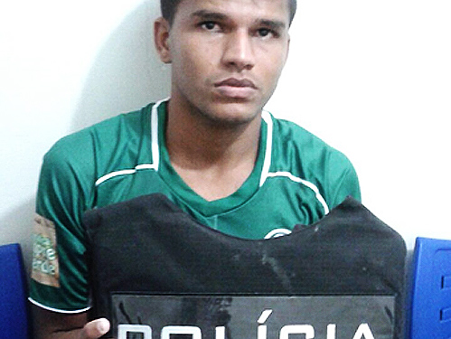 Acusado de roubo, jogador é preso em campo após jogo