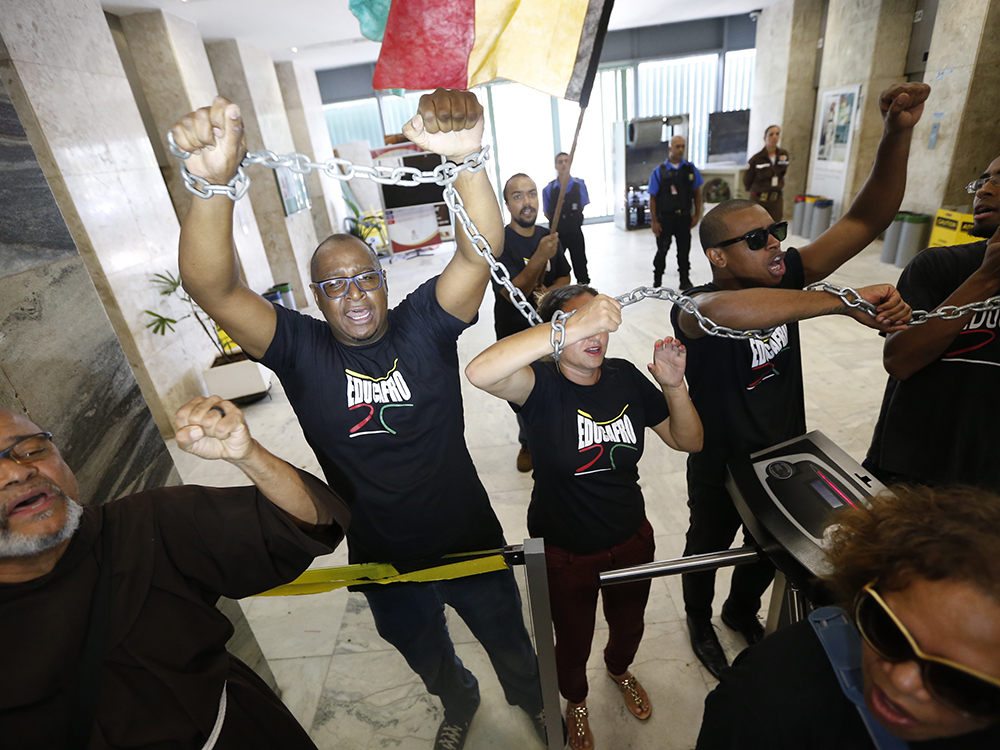 Eleições na Fifa: manifestantes protestam contra xeque Salman