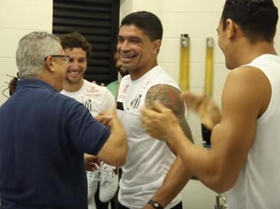 Pegadinha na Vila: Santos homenageia Renato com ‘venda’ para a China