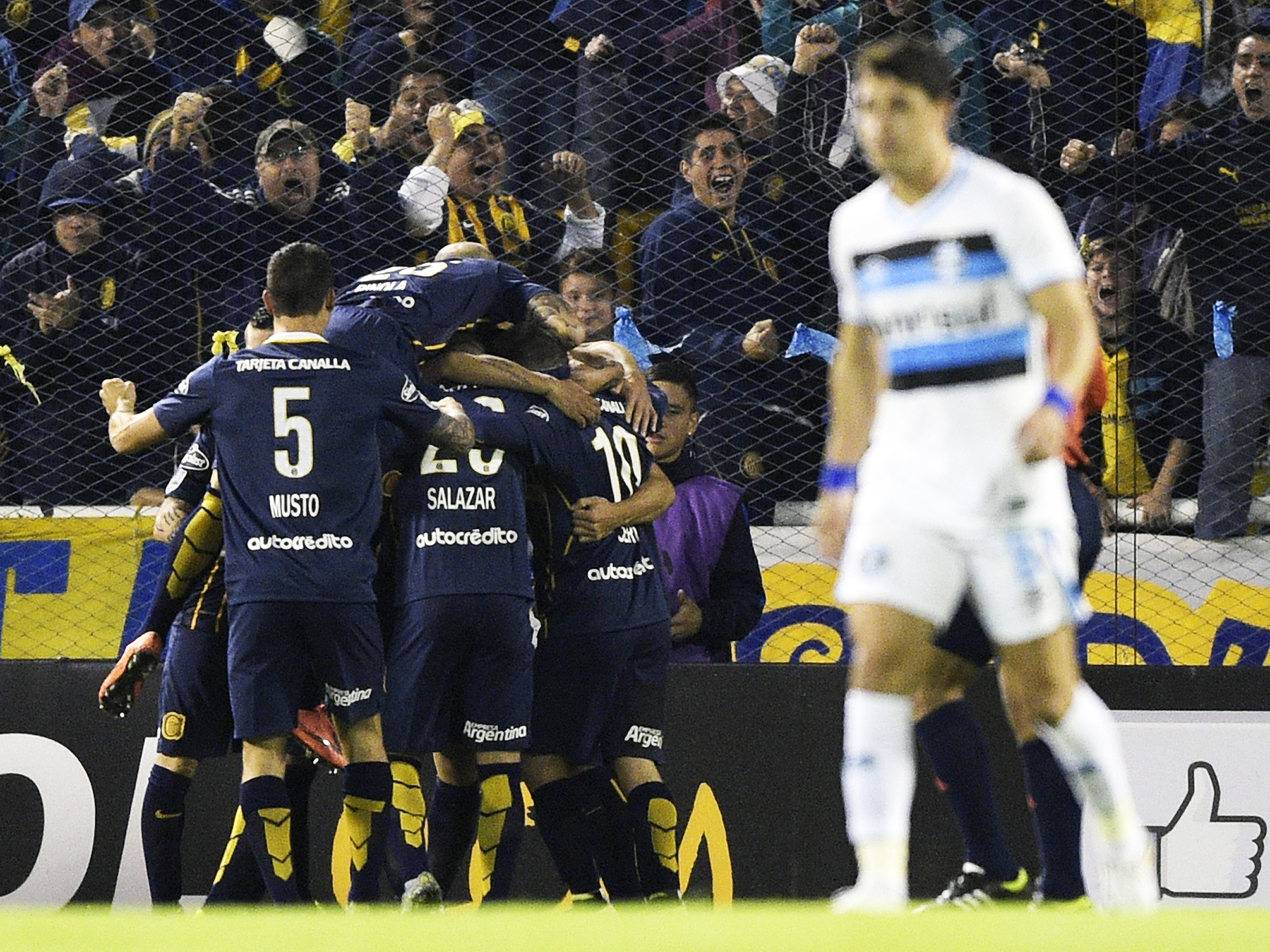 Atropelado pelo Rosario, Grêmio dá adeus à Libertadores