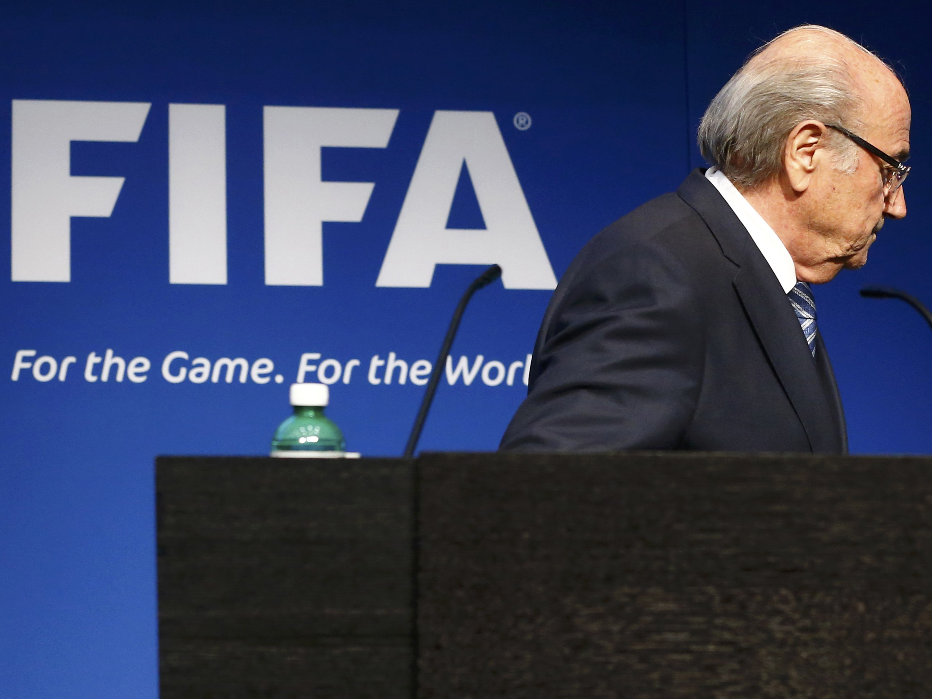 ‘A Fifa me abandonou’, diz Joseph Blatter, afastado da presidência da entidade por suspeita de corrupção