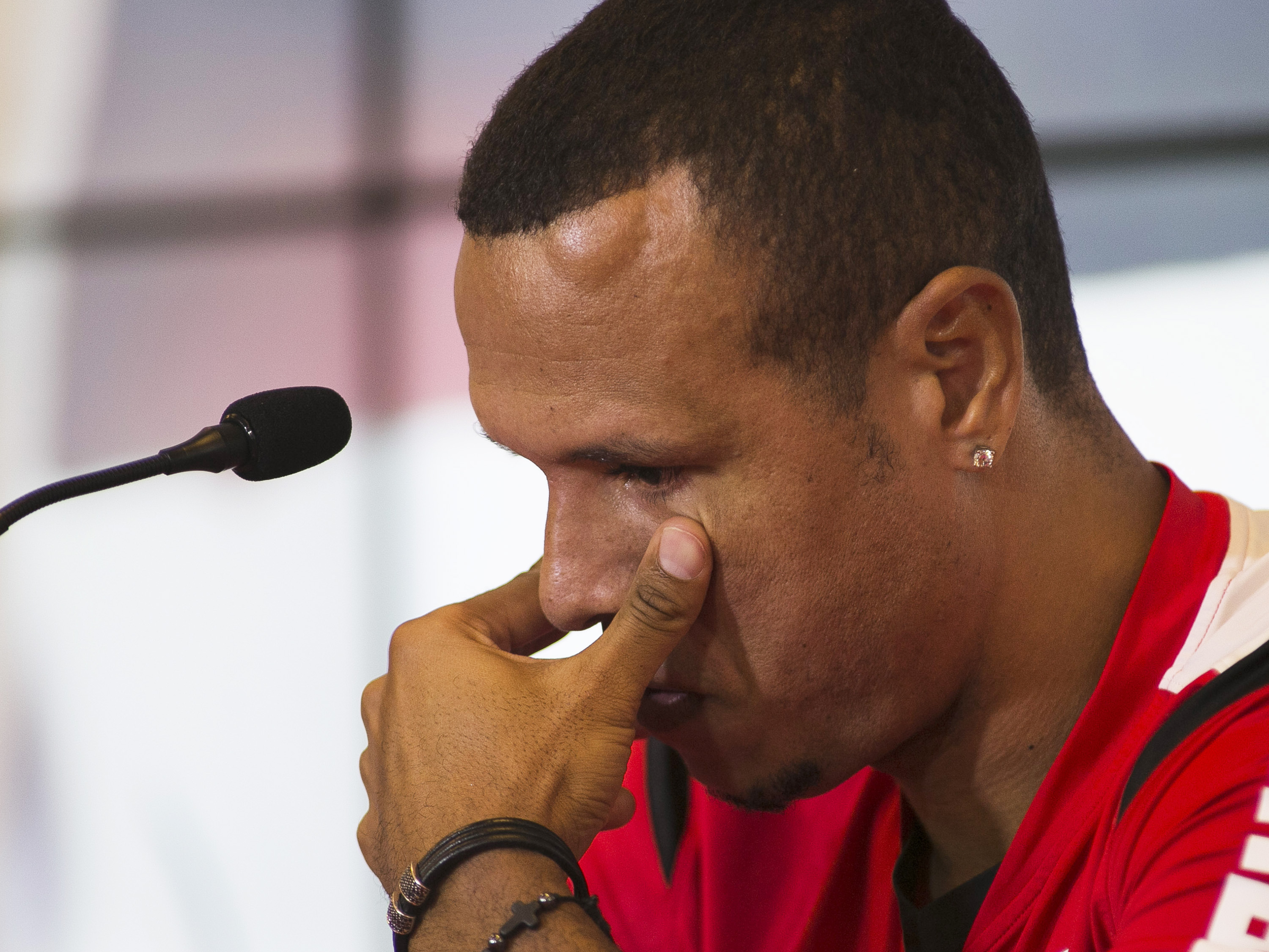 Luis Fabiano é surpreendido com homenagens e chora no adeus ao São Paulo