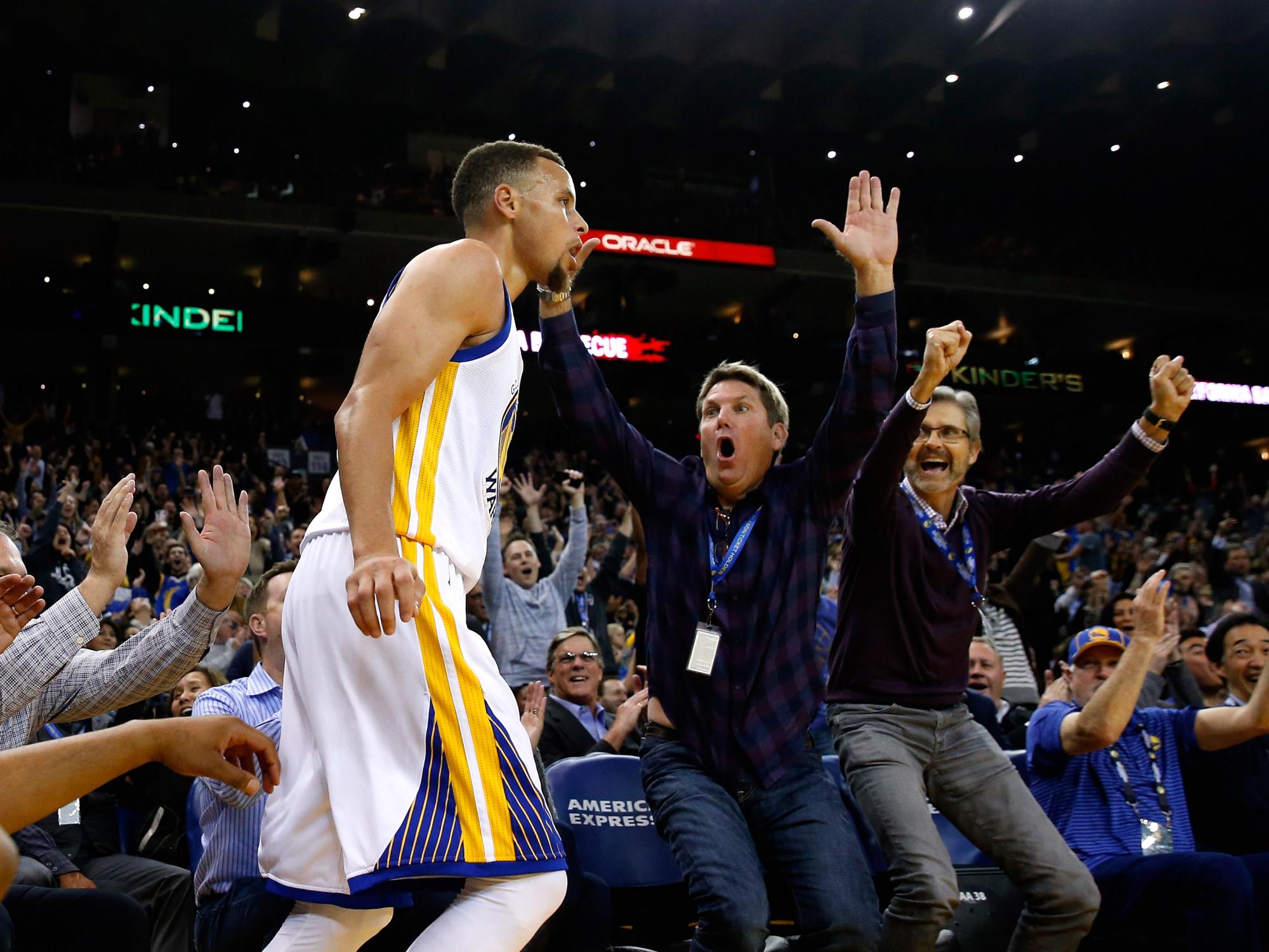 NBA: Curry celebra aniversário com nova marca histórica dos Warriors