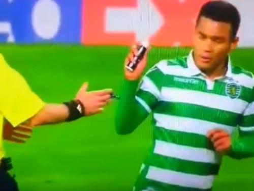 Atacante colombiano rouba spray de juiz para comemorar – mas se dá mal