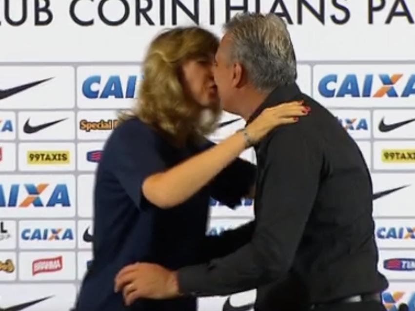 Mulher de Tite interrompe entrevista para parabenizá-lo pelo hexa