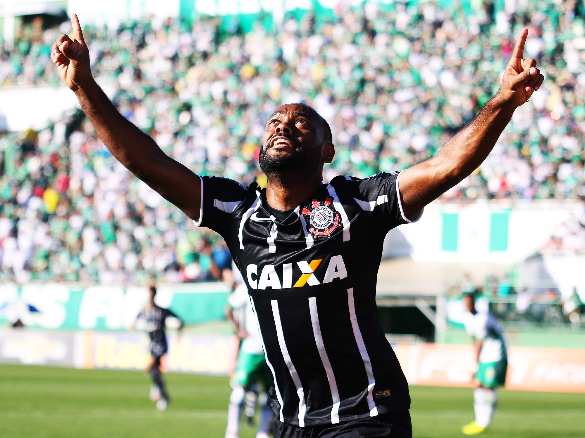 Corinthians bate Chapecoense e mantém vantagem na ponta