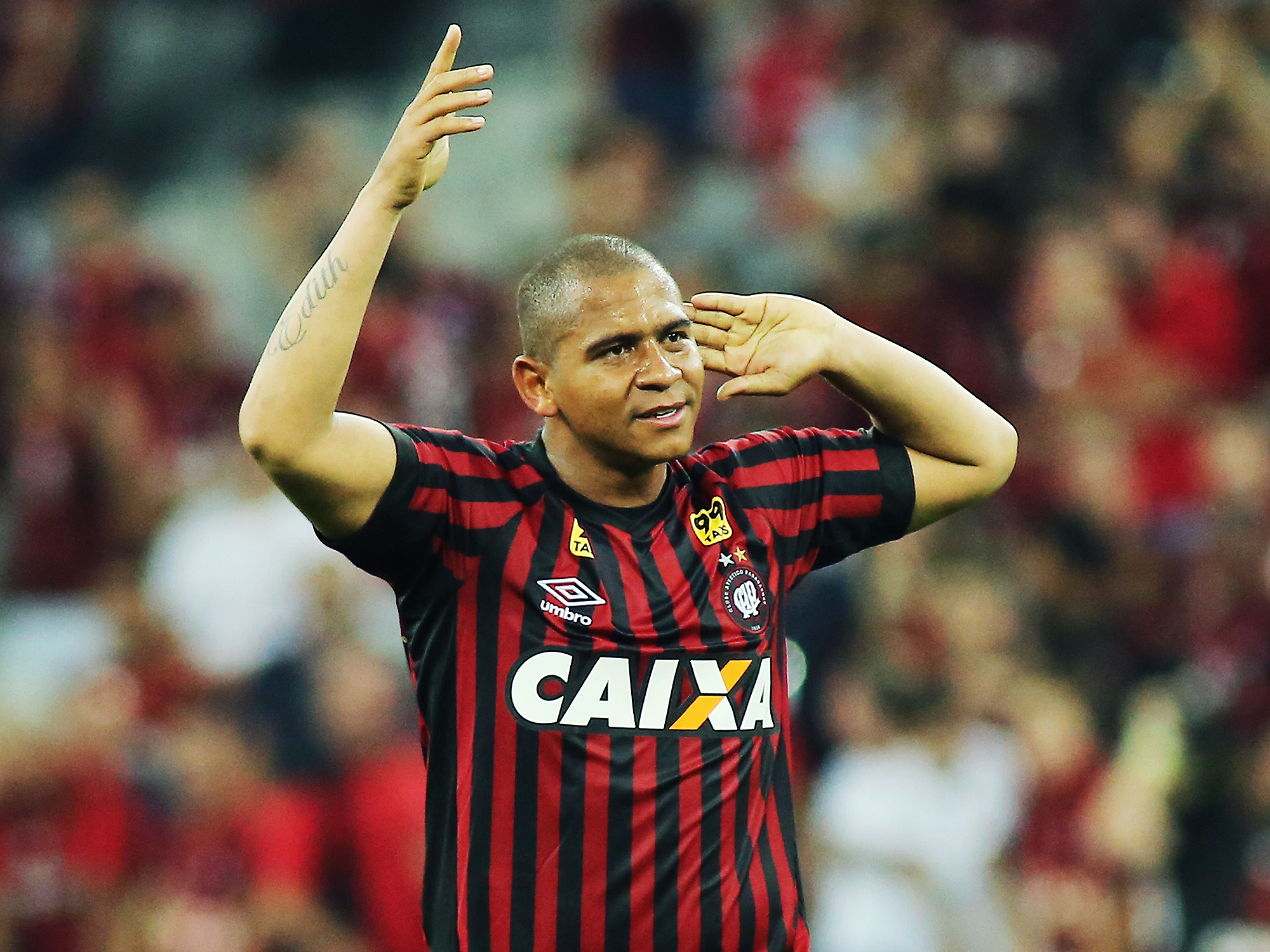 Com dois gols de Walter, Atlético-PR derrota o Goiás