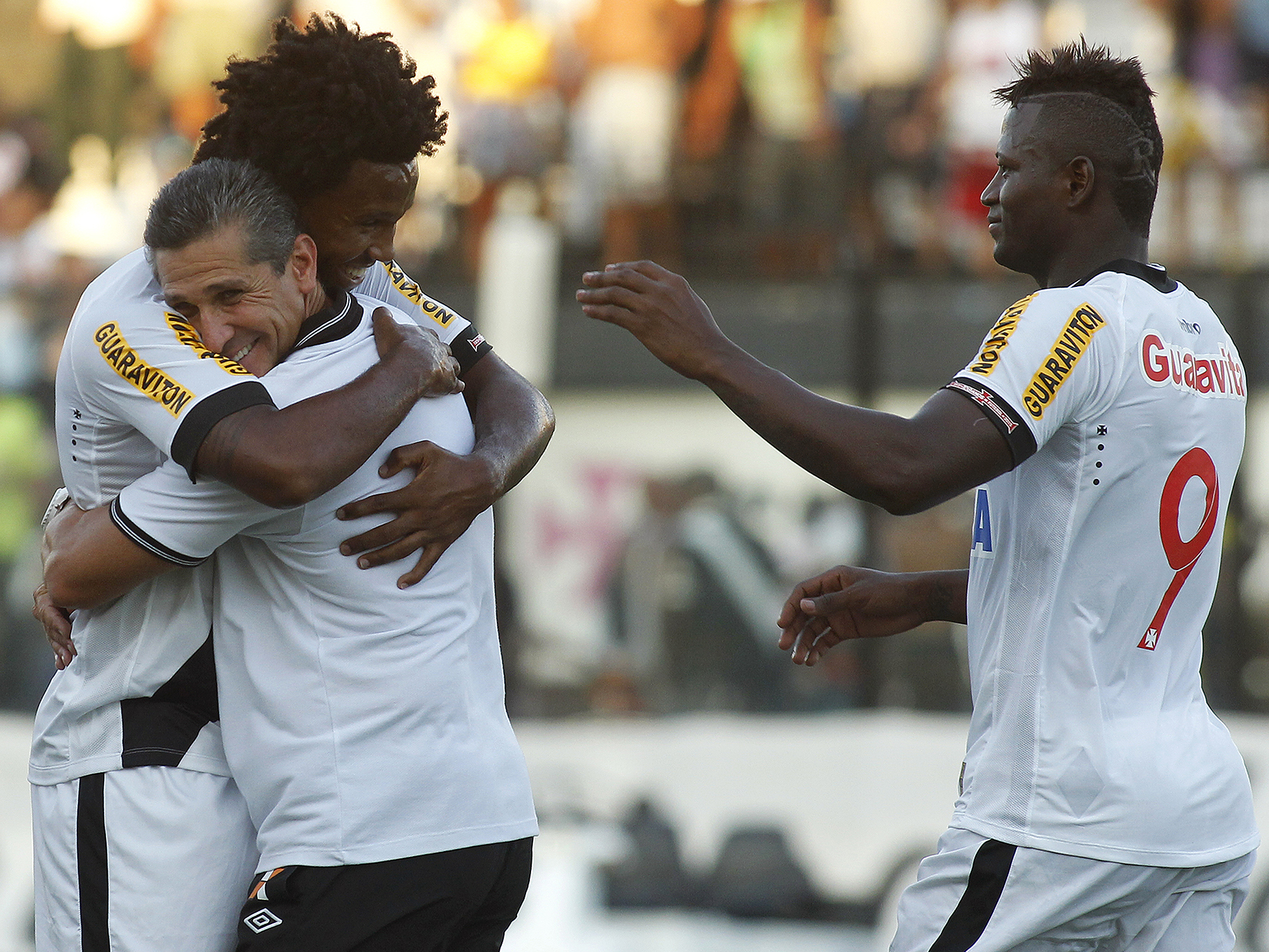 Com gol no fim, Vasco vence Flamengo e segue invicto no Carioca