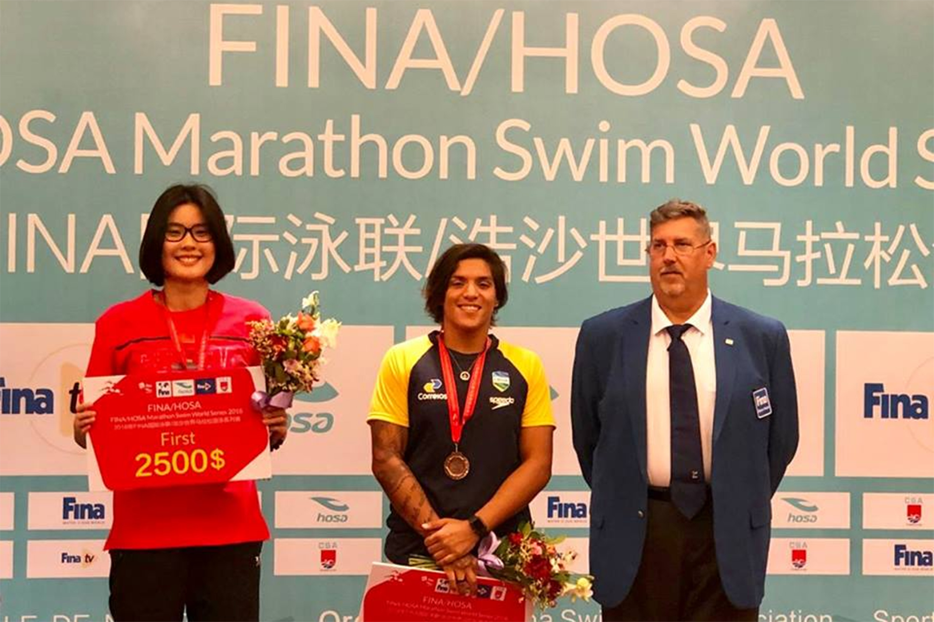 Ana Marcela Cunha conquista tetracampeonato mundial de maratona aquática