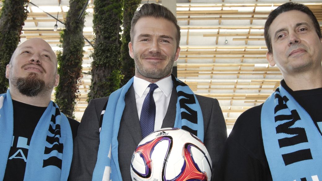 Beckham com torcedores de Miami, onde ele será dono de um novo time