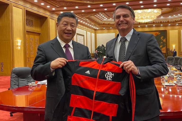 Bolsonaro dá agasalho do Flamengo a Xi Jinping: ‘Melhor da atualidade’