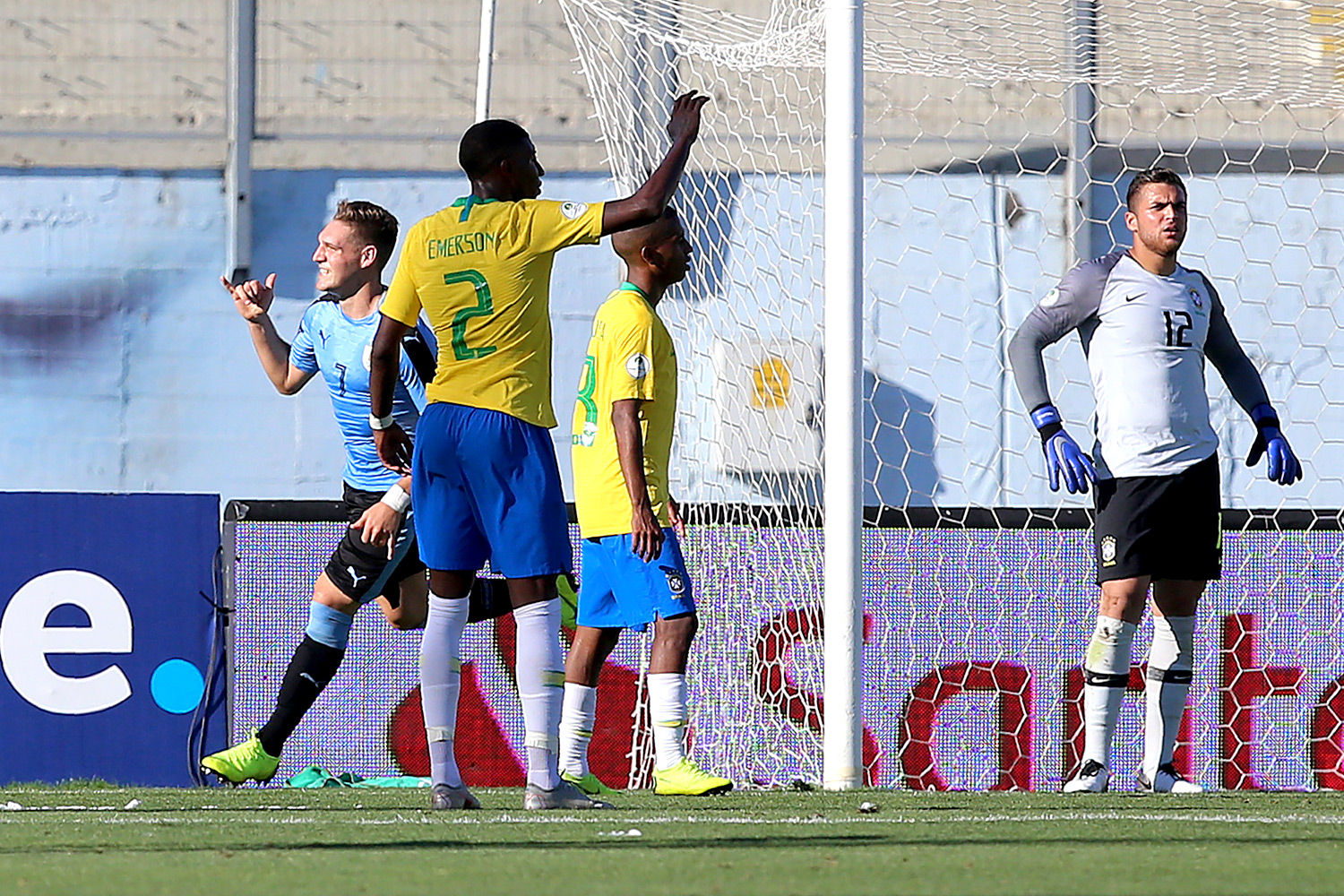 O uruguaio Emiliano Gomez comemora gol marcado na vitória sobre o Brasil em partida válida pelo Campeonato Sul-Americano disputada no Chile - 4/2/2019