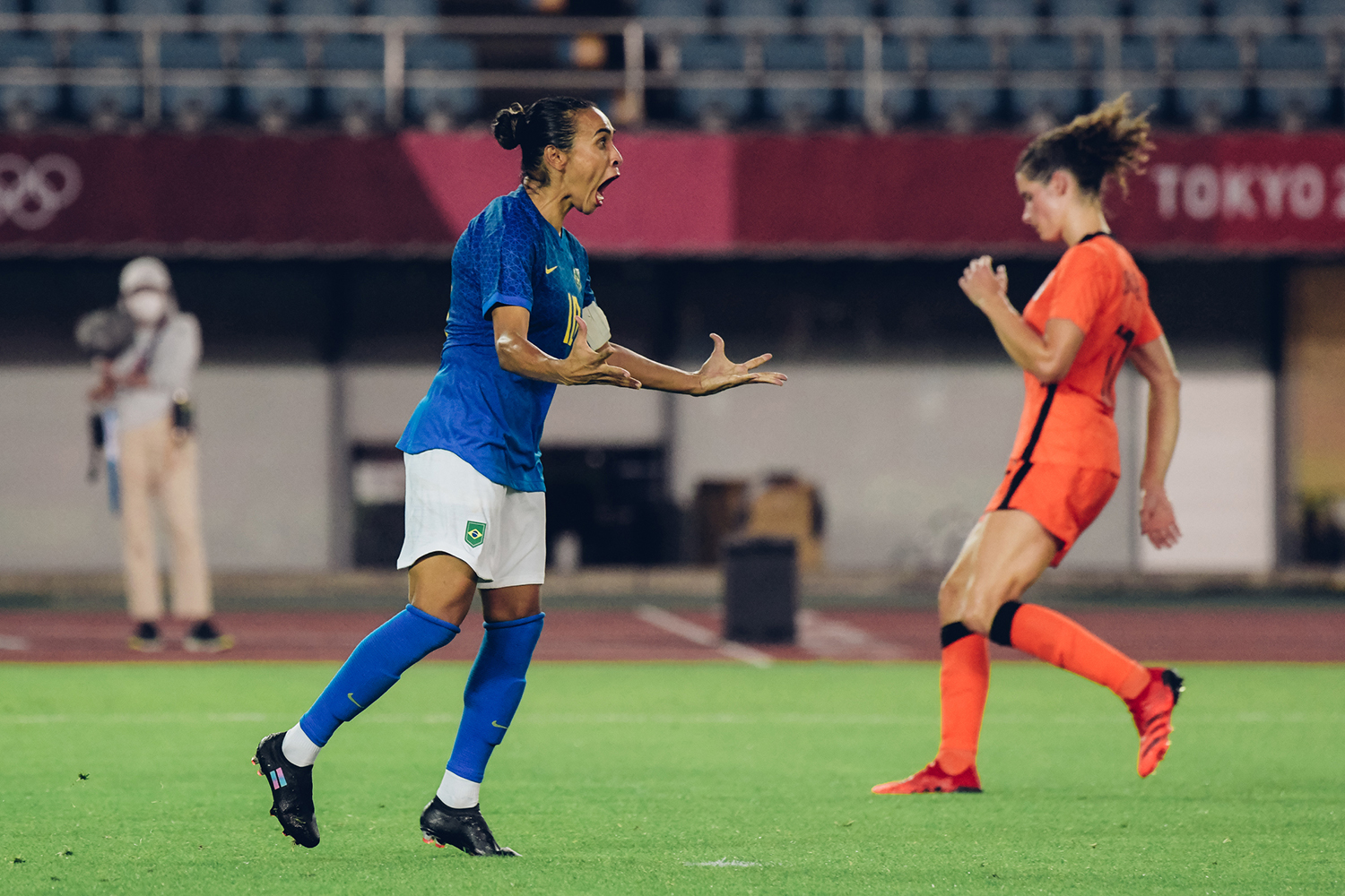 Fotos: Brasil e Holanda empatam no futebol feminino