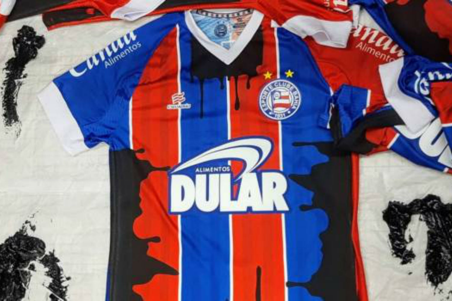 Camisa do Bahia “manchada” de óleo como protesto contra o vazamento de petróleo que sujou praias no Nordeste