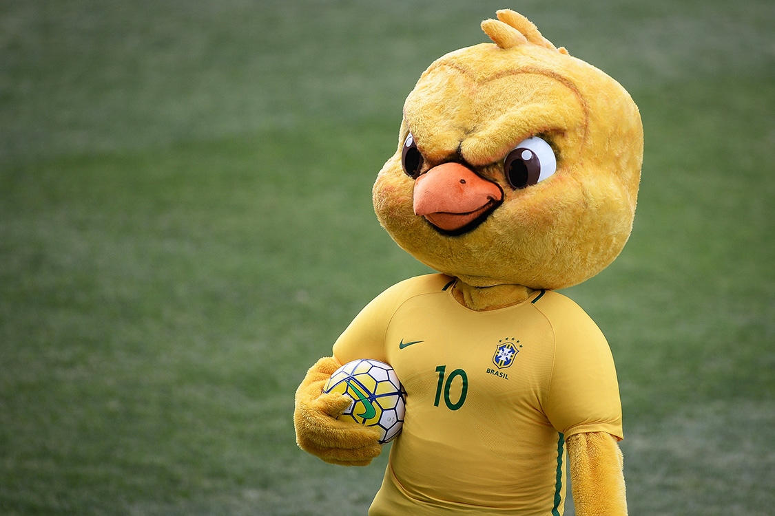 Com ar enfezado, mascote da seleção brasileira ganhou a torcida