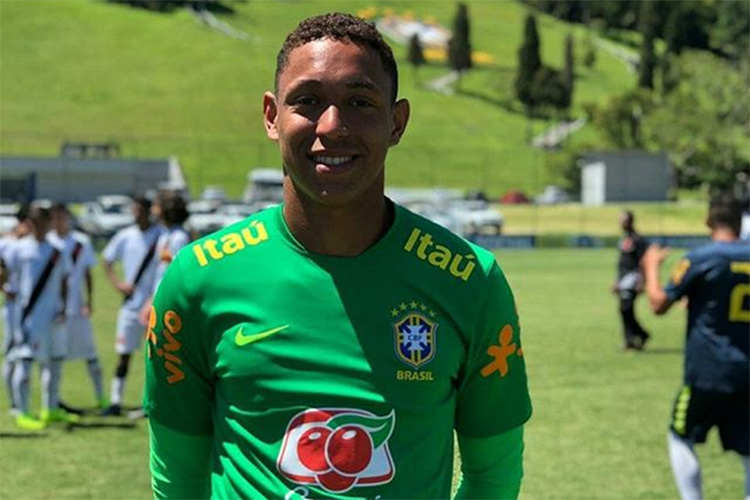 Goleiro chegou à seleção sub-15 após brilhar em título do Flamengo