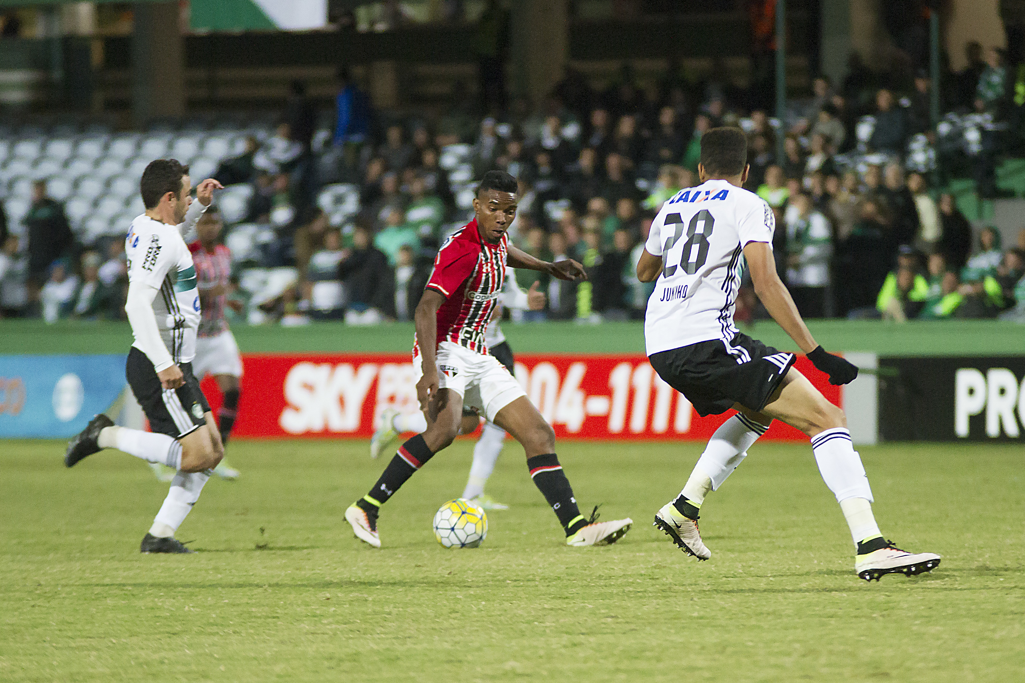 São Paulo sai atrás, mas busca empate diante do Coritiba