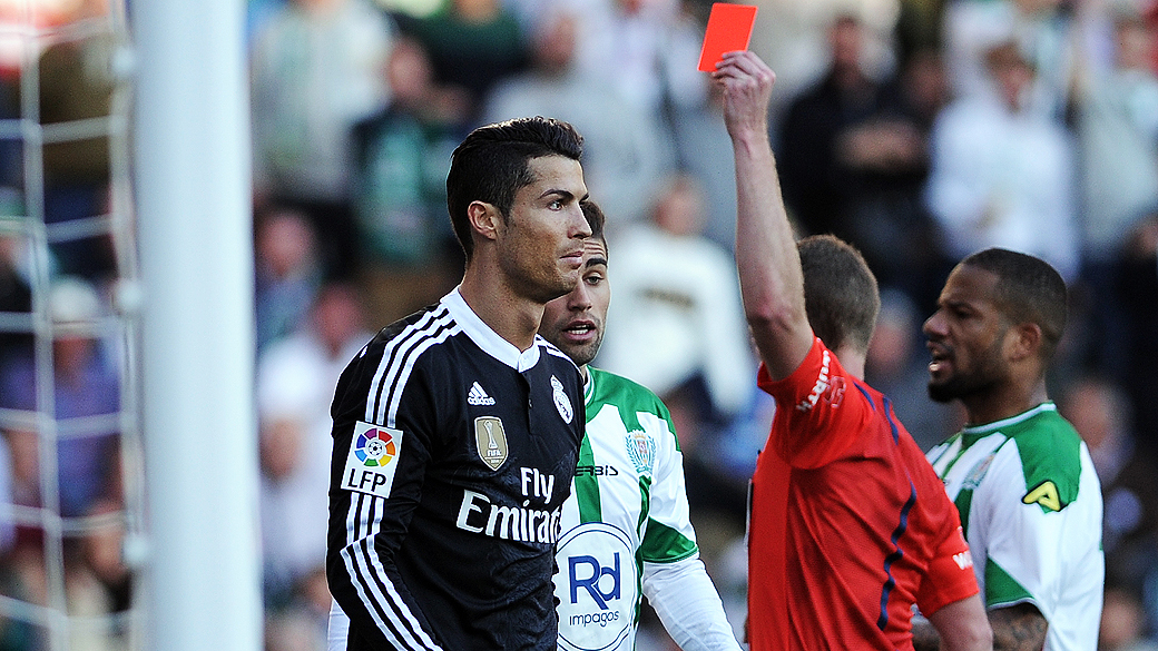 Cristiano Ronaldo é suspenso por chute em brasileiro