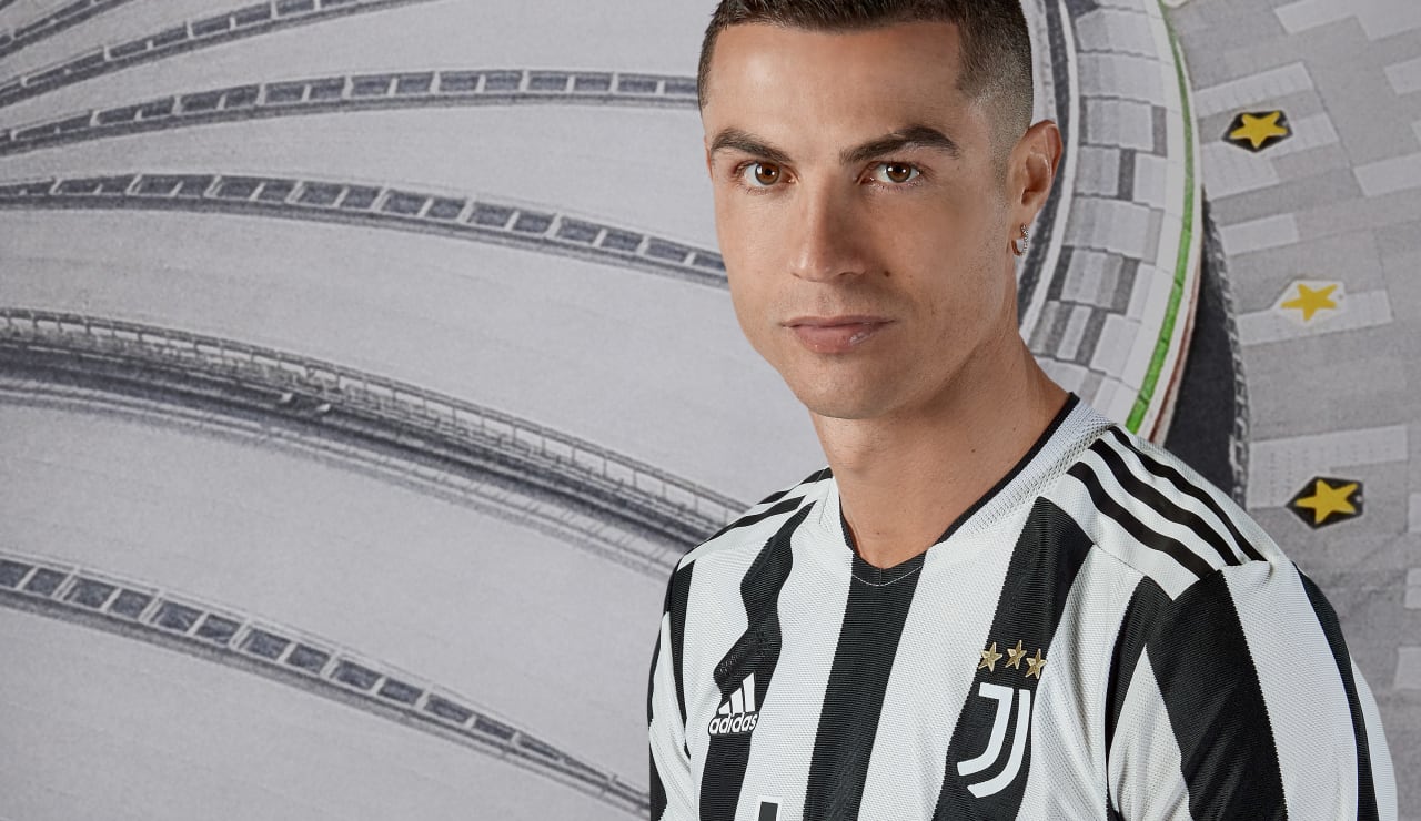 Com Cristiano de modelo, Juventus lança camisa da próxima temporada