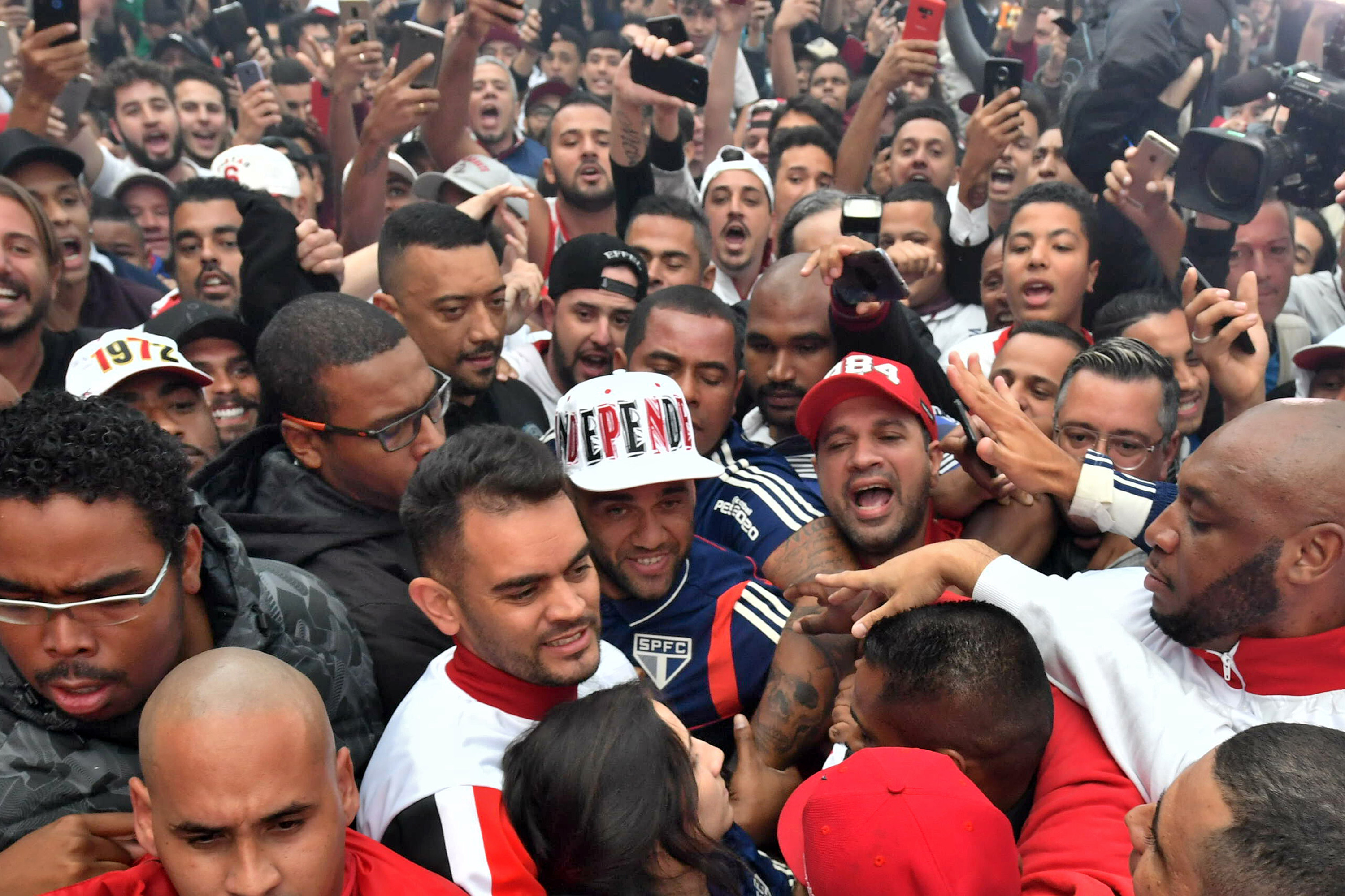 Daniel Alves é recebido com festa por torcedores do São Paulo