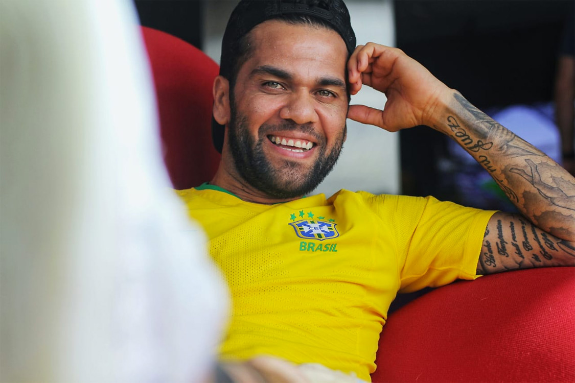 Daniel Alves: ‘Tenho a raça do Cafu e a qualidade do Jorginho’