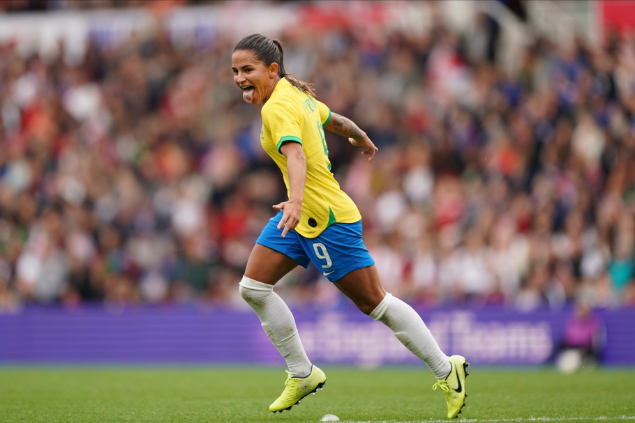 Com dois gols de Debinha, seleção feminina vence a Inglaterra em amistoso