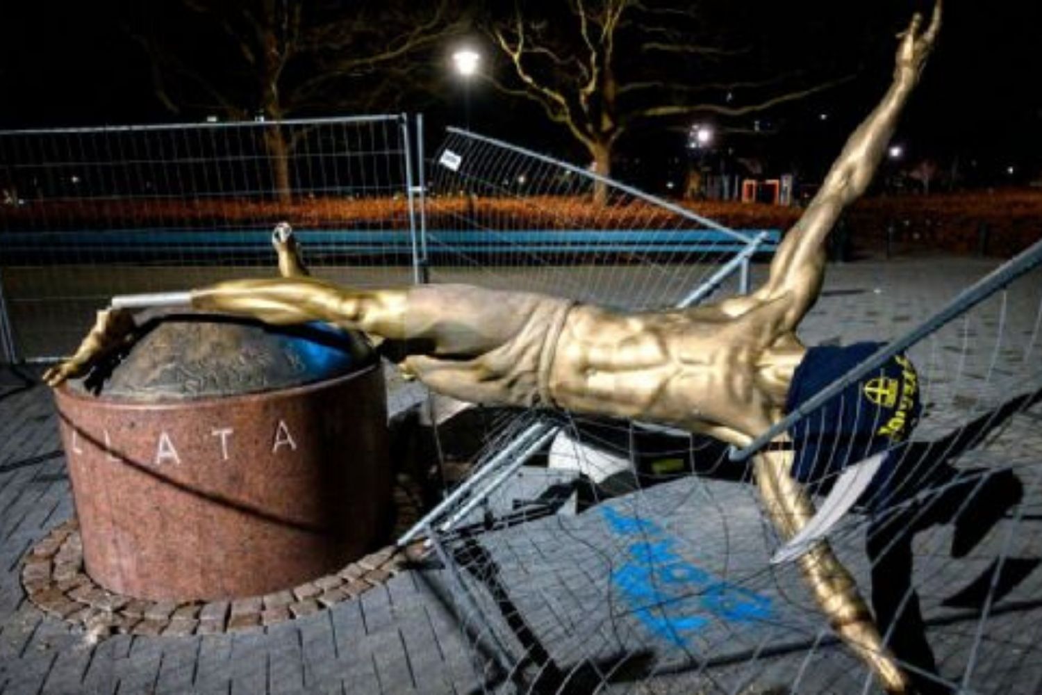 Estátua de Ibrahimovic é vandalizada e derrubada na Suécia