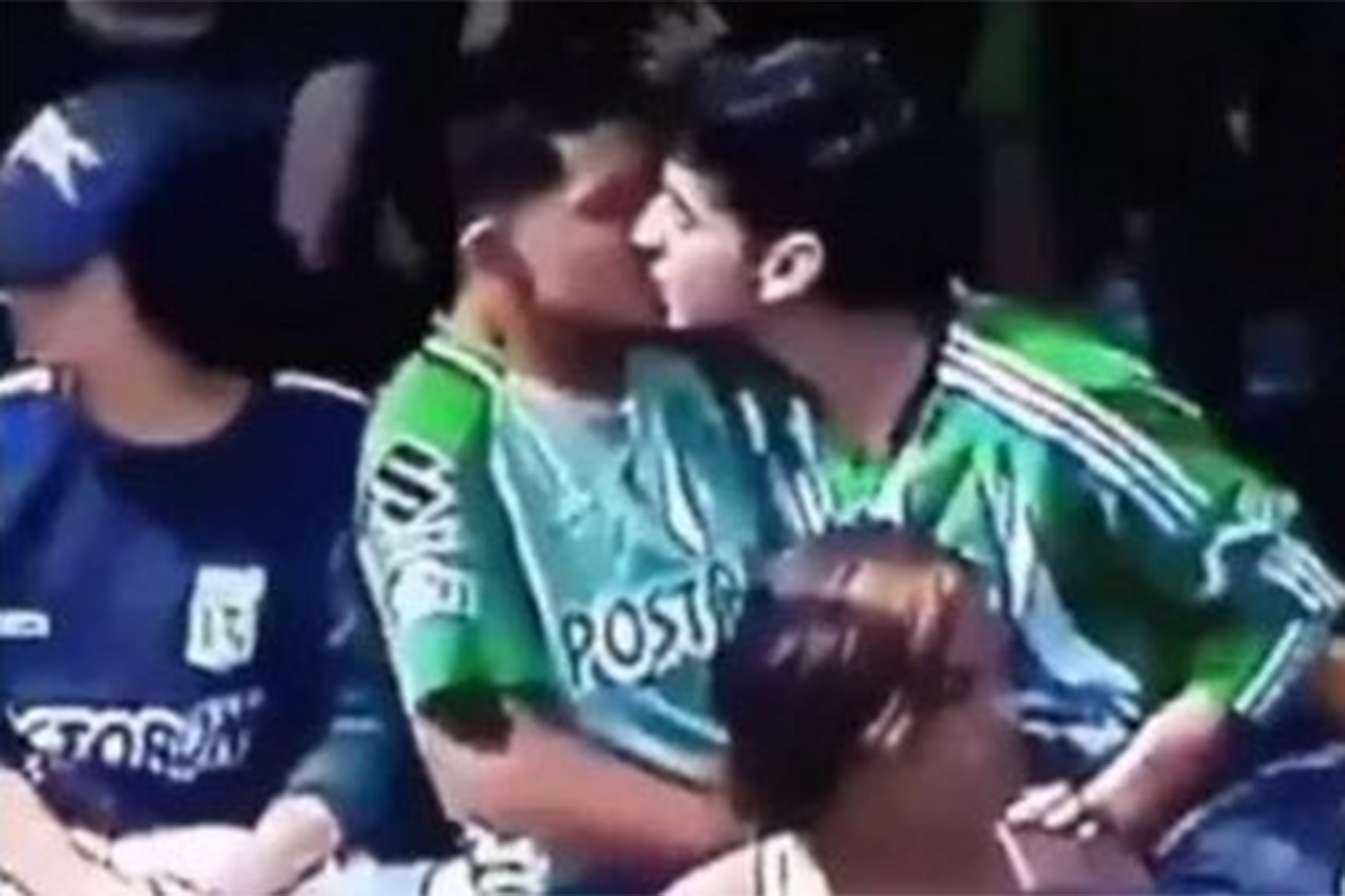 Ex-goleiro Higuita defende beijo gay de torcedores na Colômbia