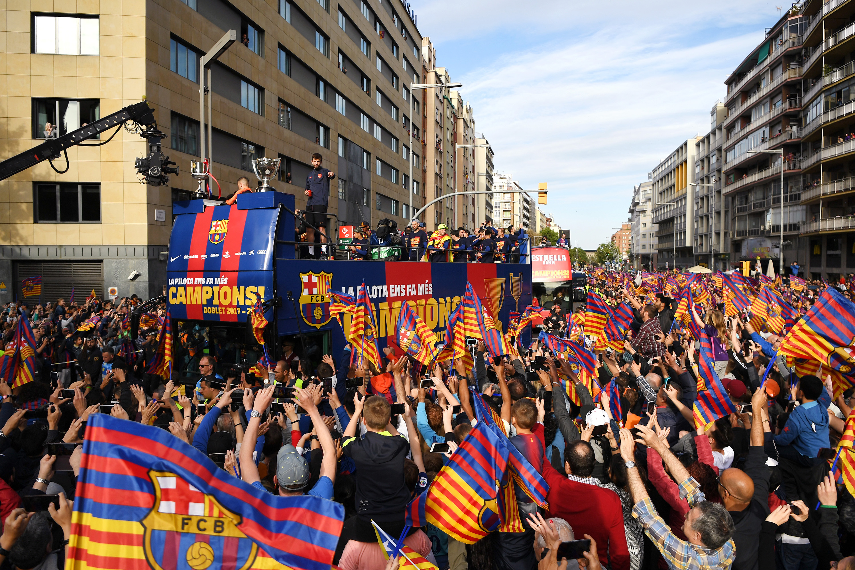 Desfile do campeão: Barcelona celebra título pelas ruas da Catalunha
